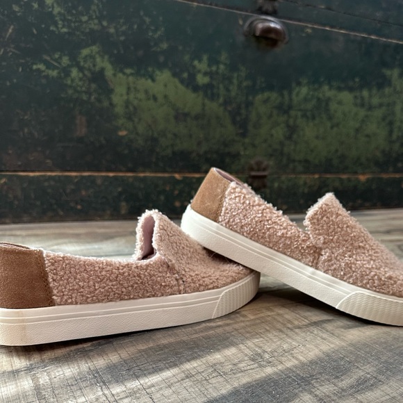 Toms NWOB Blush Color Sunset Faux Shearling Fuzzy Furry Slip On Boat Shoes sz 7 - Picture 8 of 13